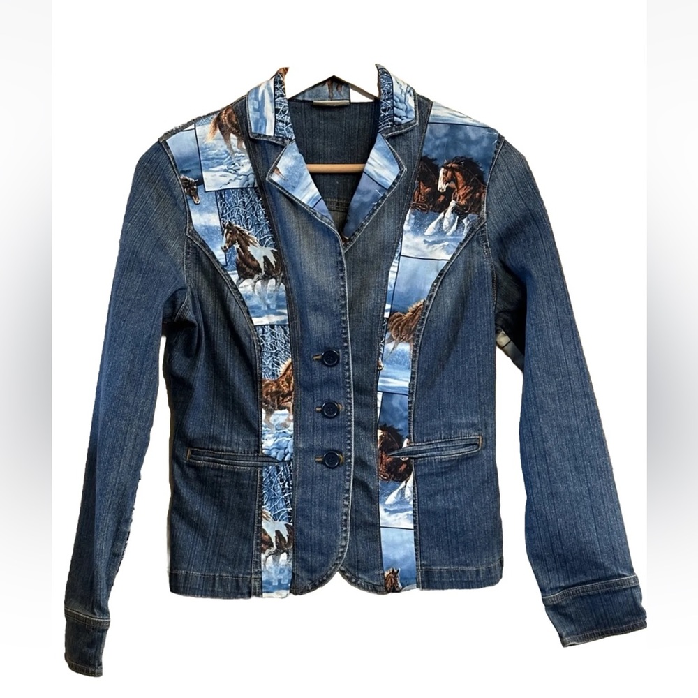 VINTAGE ST. JOHNS BAY JEAN JACKET HORSES IN SNOW PATTERN SIZE SMALL DENIM JACKET